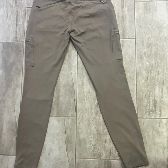 Athleta Women's Tan Headland Hybrid Cargo Pants - Picture 4 of 6